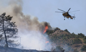 Μαίνονται οι πυρκαγιές στη Χίο – Εκκενώσεις περιοχών μέσω 112 και υπόνοιες εμπρησμού