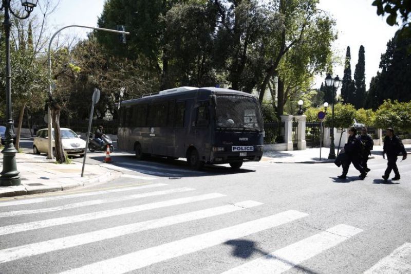 Ο Ρουβίκωνας περιγράφει τη... βόλτα στο Μαξίμου