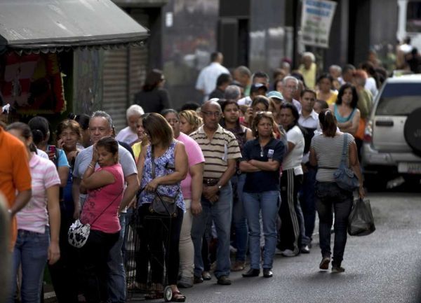 Στα πρόθυρα «πολιτικού σεισμού» η Βενεζουέλα-Ουρές για τρόφιμα