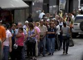 Στα πρόθυρα «πολιτικού σεισμού» η Βενεζουέλα-Ουρές για τρόφιμα