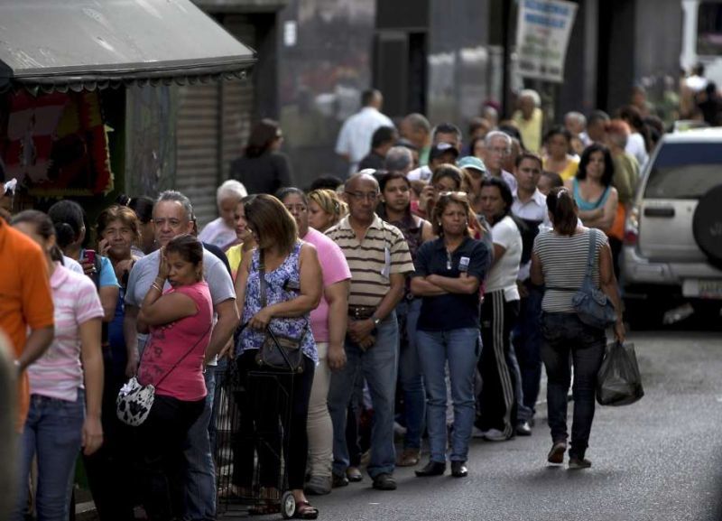 Στα πρόθυρα «πολιτικού σεισμού» η Βενεζουέλα-Ουρές για τρόφιμα