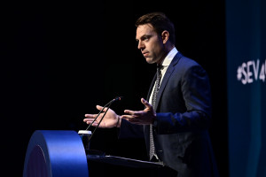 Ο Κασσελάκης στο δείπνο του Economist, σε ένα παράλληλο πολιτικό σύμπαν