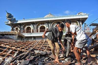 Ξεπέρασαν τους 300 οι νεκροί από το σεισμό στην Ινδονησία