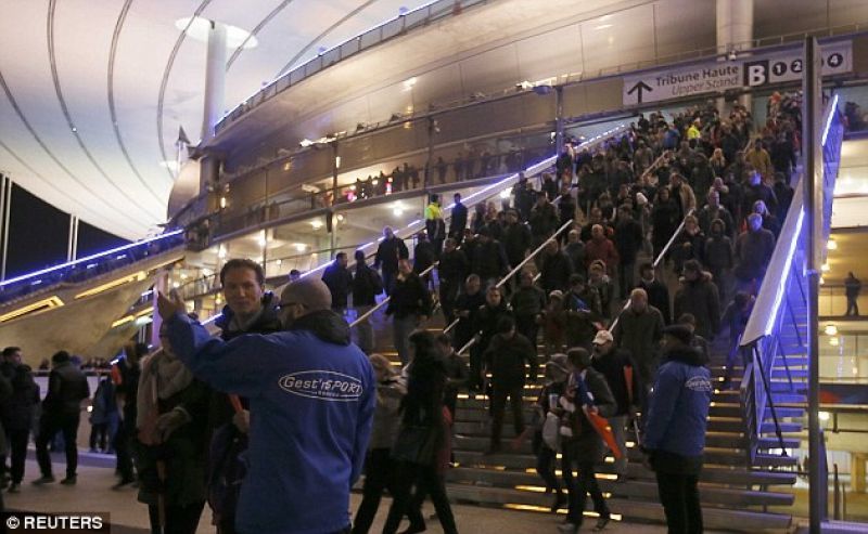 Οι Γάλλοι τραγουδούν τον εθνικό ύμνο στο Stade de France (video)