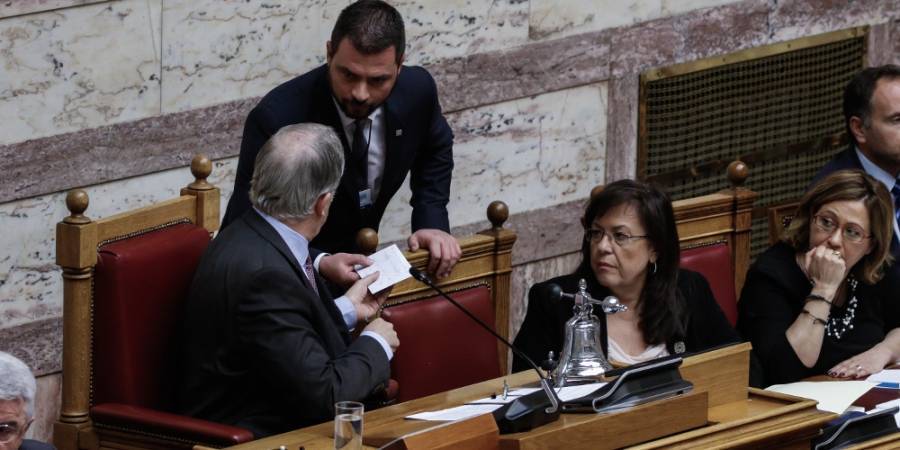 Ο Τασούλας έσβησε το πυροτέχνημα Βαρουφάκη