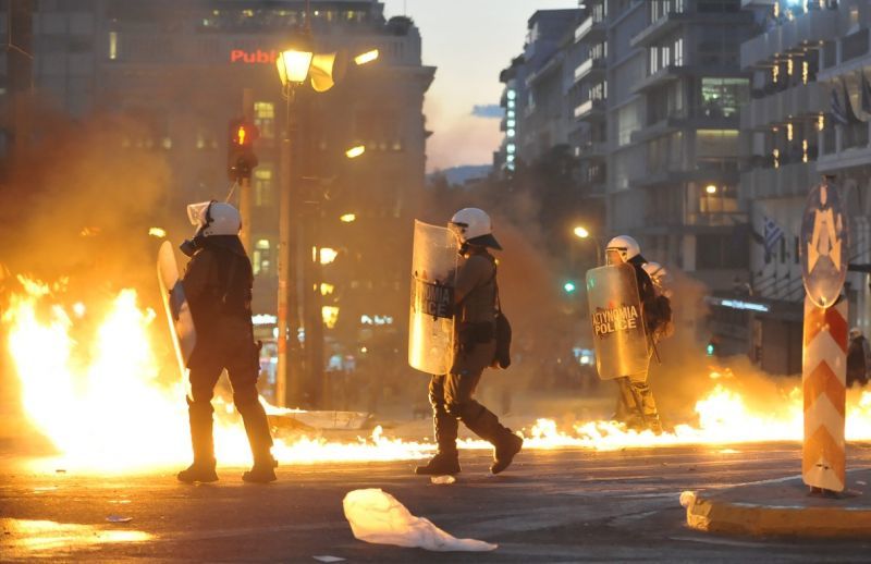 Επεισόδια στο Σύνταγμα: 15 συλλήψεις-Και Ευρωπαίοι πολίτες μεταξύ των συλληφθέντων