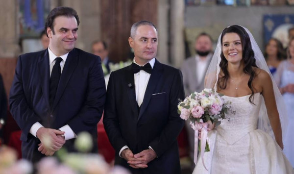 Ο Πιερρακάκης κάνει διεθνή καριέρα και στις κουμπαριές