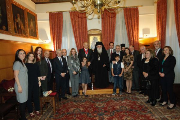 Η ανώτατη τιμητική διάκριση της Αρχιεπισκοπής Αθηνών στον Νίκο Καραμούζη της Eurobank