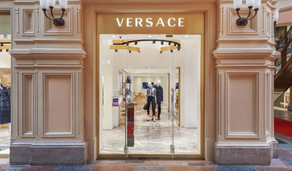 H Versace εντάσσεται στον όμιλο Prada μετά από μακροχρόνια διαπραγμάτευση