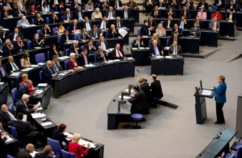 "Αγώνας" Μέρκελ για να περάσει το τρίτο πακέτο στη Μπούντεστανγκ