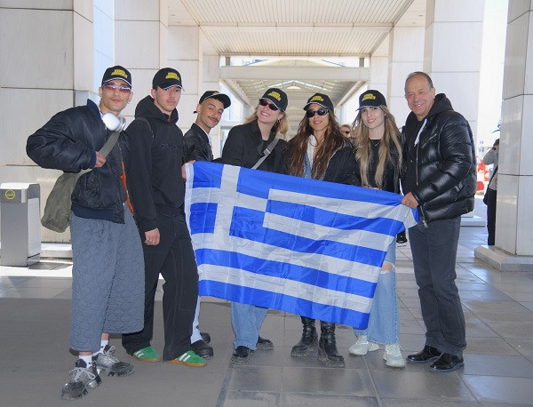 Η Μαρίνα Σάττι με την ομάδα της στο αεροδρόμιο λίγο πριν αναχωρήσει για Μάλμε