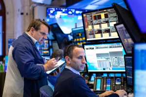 Σημάδια ανάκαμψης στη Wall Street- Ανυπομονησία για τις μειώσεις επιτοκίων
