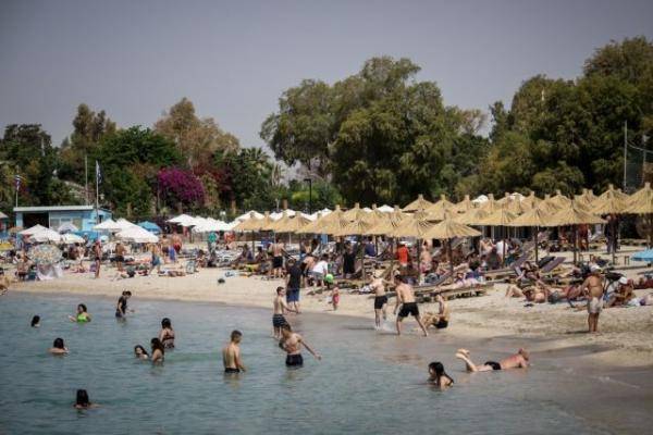 Πλήθος κόσμου στις παραλίες (φωτο)