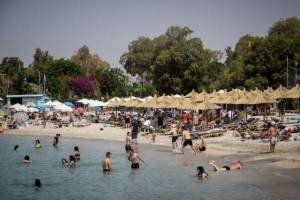 Πλήθος κόσμου στις παραλίες (φωτο)