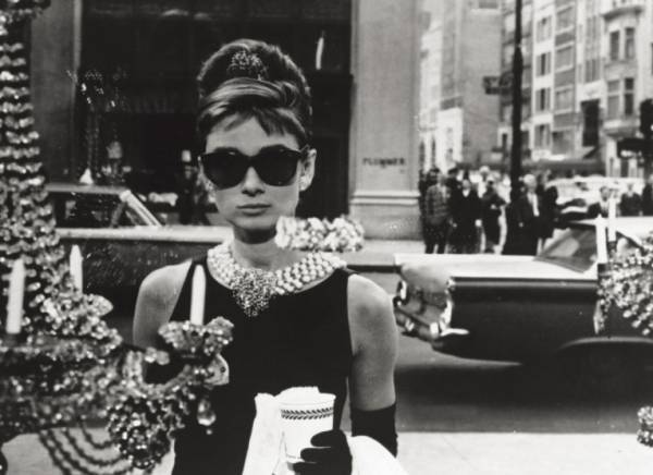 Hubert de Givenchy: Τα εμβληματικά κινηματογραφικά κοστούμια του αριστοκράτη της μόδας