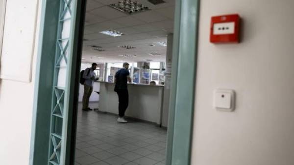 ΑΑΔΕ: Τέλος οι πληρωμές με μετρητά στις εφορίες