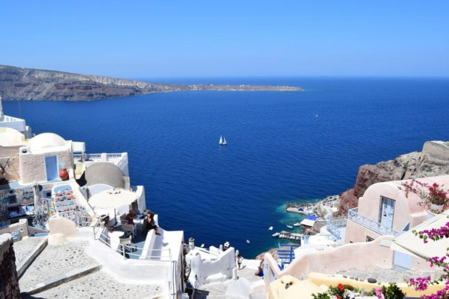 ΕΛΣΤΑΤ: Υποχώρηση 0,8% στις αφίξεις και 1,3% στις διανυκτερεύσεις σε τουριστικά καταλύματα τον Απρίλιο