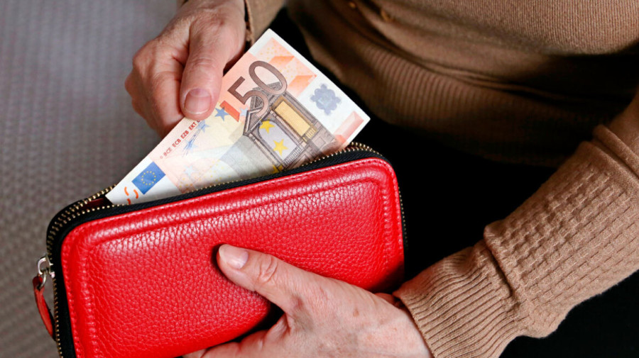 Καταβάλλονται οι πρώτες συντάξεις με την αύξηση- Οι ημερομηνίες πληρωμής