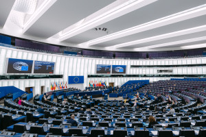 Βουλή: Ψήφος μέσω πληρεξουσίου για ευρωβουλεύτριες κατά την εγκυμοσύνη και τη λοχεία