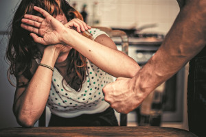 Σοκ στην Ηλεία: Άγριος ξυλοδαρμός-βιασμός γυναίκας από τον σύντροφό της