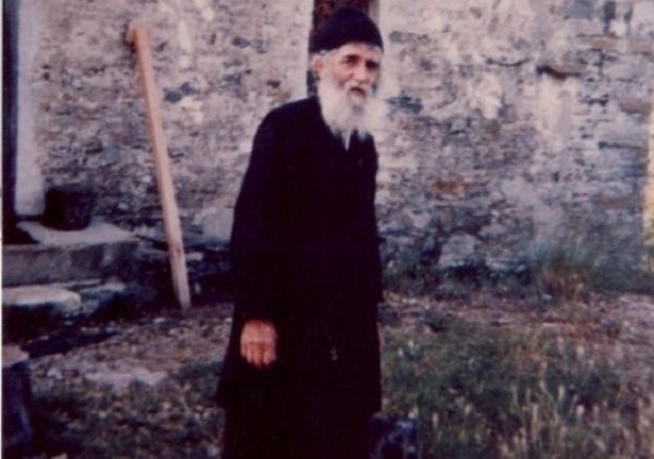 Σε λαϊκό προσκύνημα οι παντόφλες του Γέροντα Παΐσιου