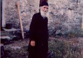 Σε λαϊκό προσκύνημα οι παντόφλες του Γέροντα Παΐσιου