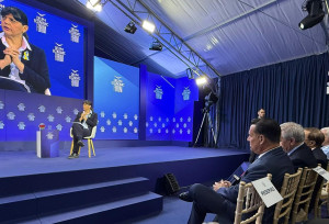 Ο Αδωνις «πρώτο τραπέζι πίστα» στην Κοβέσι