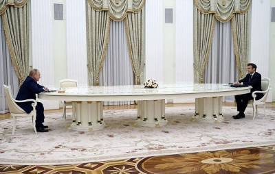 Πούτιν-Μακρόν: Πώς να γεφυρωθεί το χάσμα με τέτοιο τραπέζι...