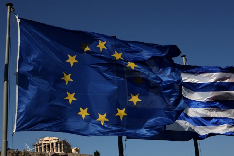 Κομισόν: Δύσκολα θα βγει "λευκός καπνός" μέχρι το Eurogroup - Στα άκρα οι δυο πλευρές