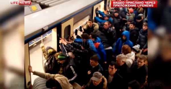 Ρωσία: Σήκωσαν το τρένο για να απεγκλωβίσουν επιβάτη (vid)