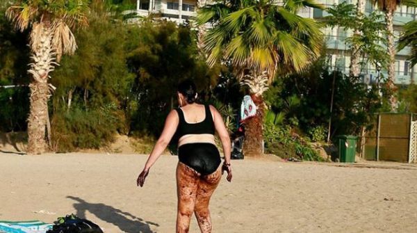 Γυναίκα βγαίνει από τη θάλασσα στο Φάληρο καλυμμένη με πίσσα (photo)
