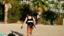 Γυναίκα βγαίνει από τη θάλασσα στο Φάληρο καλυμμένη με πίσσα (photo)