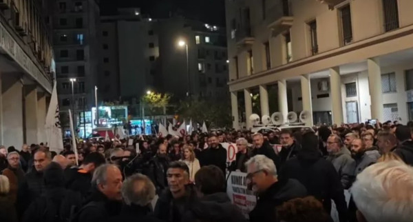 Μαζική συγκέντρωση αγροτών και κτηνοτρόφων έξω από το υπουργείο Αγροτικής Ανάπτυξης