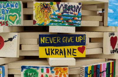 Εκδηλώσεις, φωτισμοί και δυνατά μηνύματα αλληλεγγύης για τη μαύρη επέτειο του πολέμου Ρωσίας-Ουκρανίας