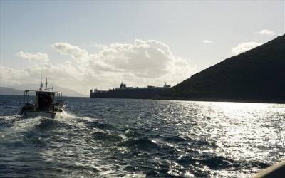Επιχείρηση αποκόλλησης του πλοίου που προσάραξε ανοιχτά της Σαντορίνης