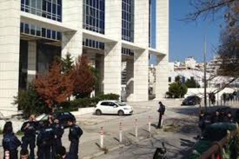 Τηλεφώνημα για βόμβα στο Εφετείο- Εκκενώνουν το κτήριο