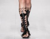 Tα Ancient Greek Sandals συνεργάζονται με την Carven