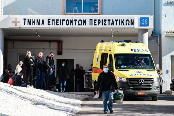 Σοκ στην Ηλιούπολη: Δύο 17χρονες έπεσαν από ταράτσα πολυκατοικίας