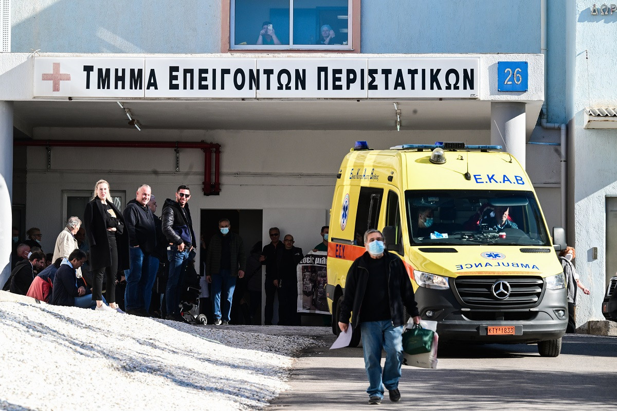 Σοκ στην Ηλιούπολη: Δύο 17χρονες έπεσαν από ταράτσα πολυκατοικίας