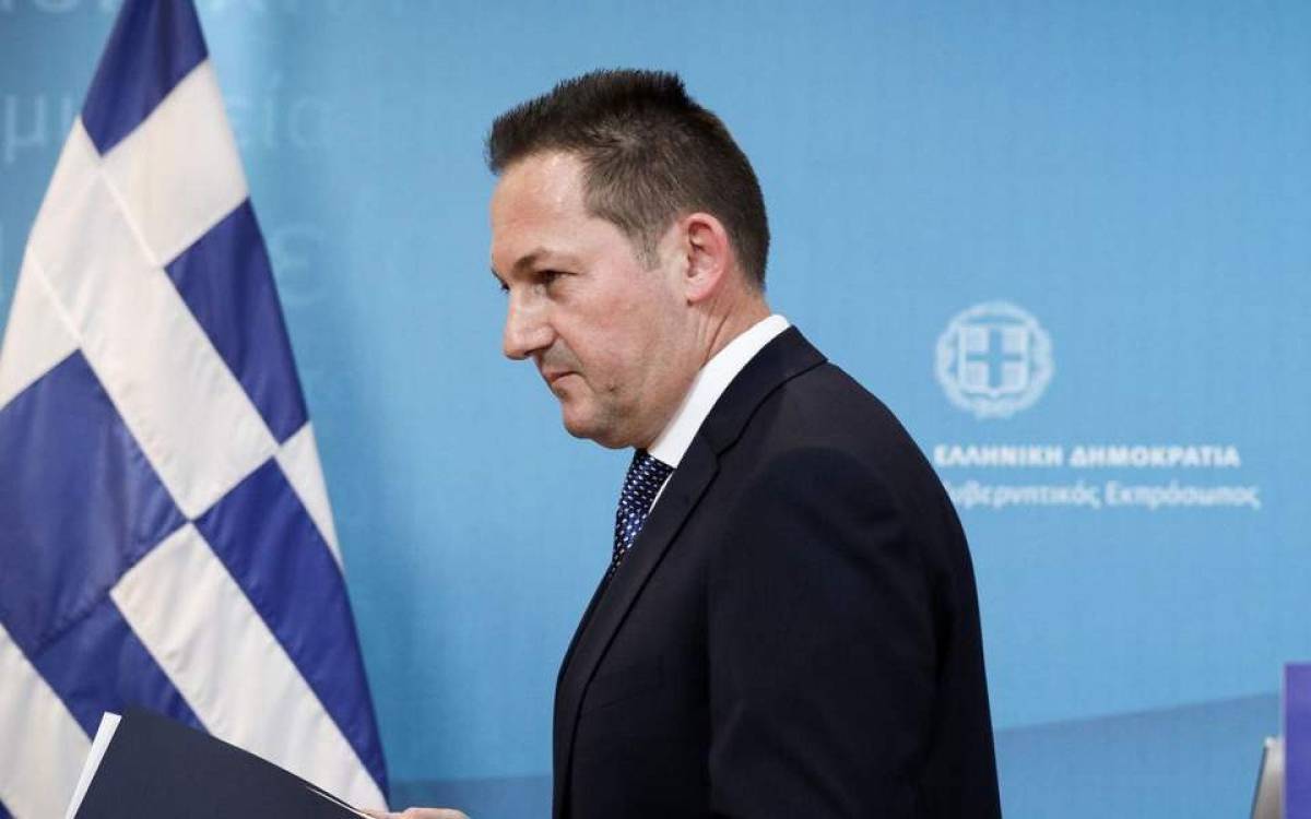 Πέτσας: Υποχρεωτική η μάσκα σε αεροπλάνα, πλοία και ΚΤΕΛ