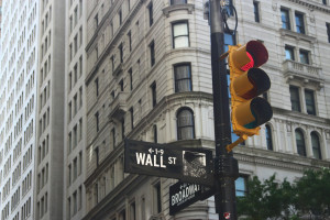 Wall Street: «Σφυροκόπημα» από πετρέλαιο και αποδόσεις ομολόγων – Το 10ετές σε υψηλό 19 ετών