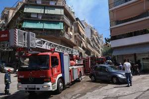 Ένας νεκρός και φόβοι για δεύτερο από πυρκαγιά στην Κυψέλη
