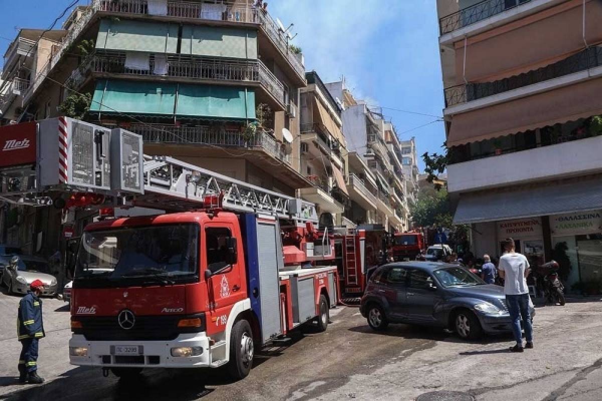 Ένας νεκρός και φόβοι για δεύτερο από πυρκαγιά στην Κυψέλη
