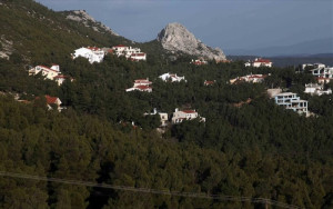 Καταπατημένες εκτάσεις και αυθαίρετα: «Βασιλεύουν» λόγω γραφειοκρατίας, παρατάσεων και πολιτικού κόστους