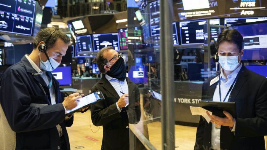 Στο «κόκκινο» η Wall Street με «βαρίδια» τις τεχνολογικές μετοχές