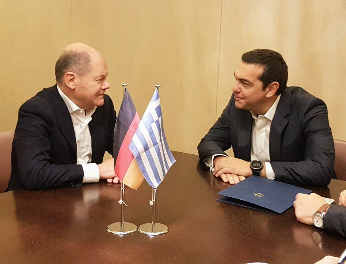 «Φειδωλός» Σολτς μετά τη συνάντηση με Τσίπρα-Κουβέντα για τις συντάξεις