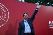 Δημοσκόπηση: Ναι στον Τσίπρα αλλά "μαύρο" για οικονομία &amp; μεταναστευτικό