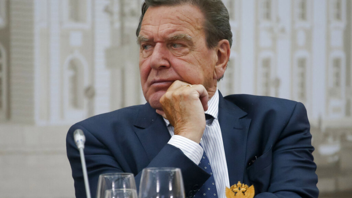 Σρέντερ: Με χειροκροτήματα η υποδοχή του σε ρωσικό σούπερ μάρκετ – Νέα θέση στην Hyperglobus