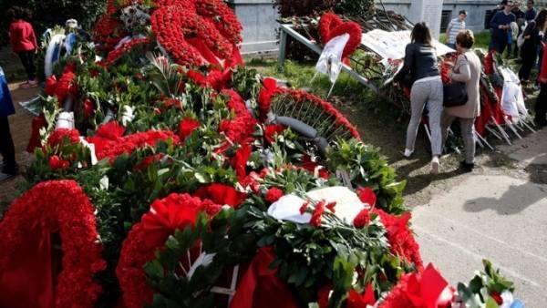 Έκλεισαν οι πύλες του Πολυτεχνείου-Σε εξέλιξη η μεγάλη πορεία