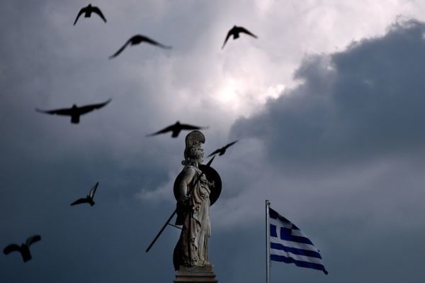Guardian: Οι Έλληνες δεν βλέπουν φως στο τέλος του τούνελ